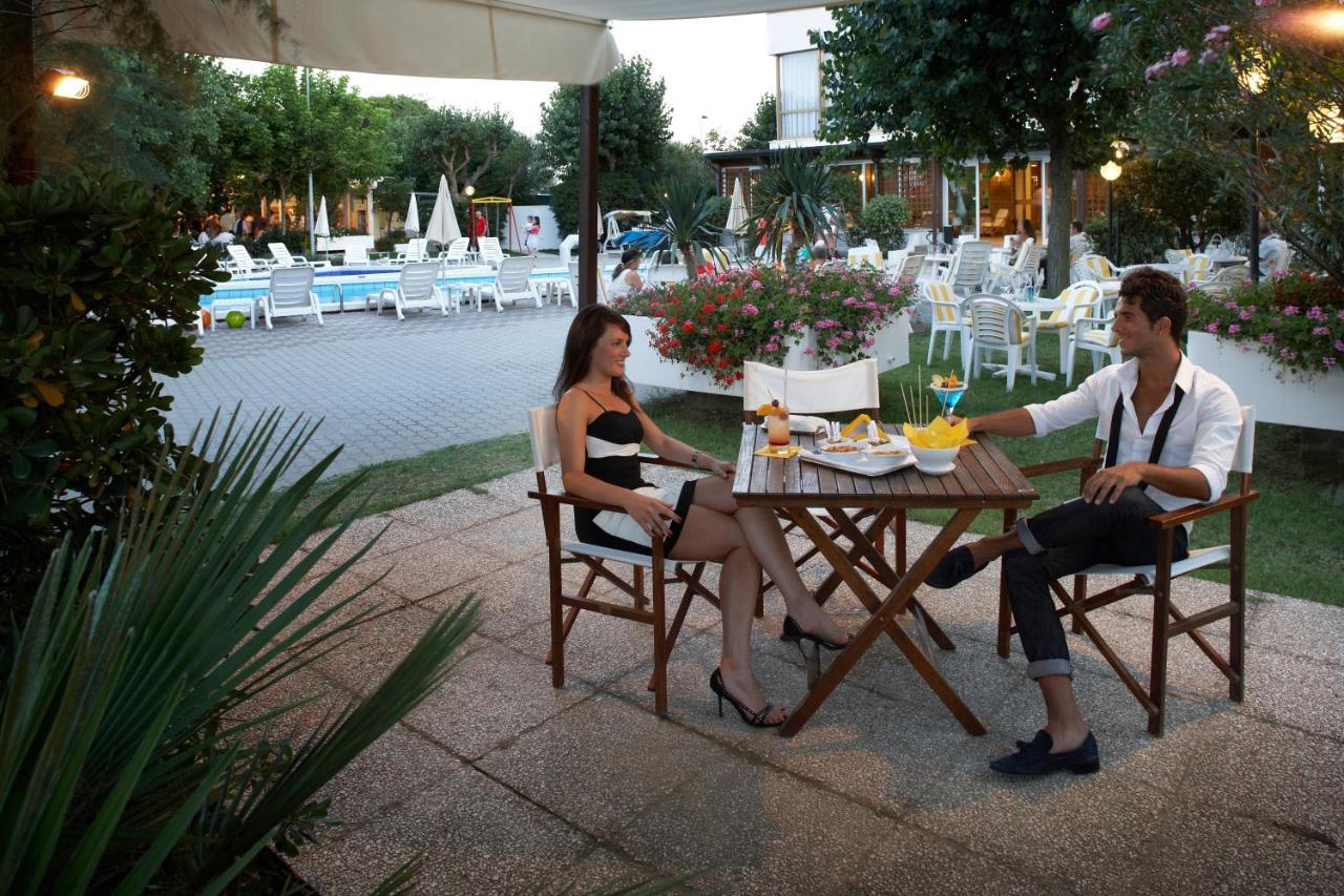 Alexandra Plaza Hotel Riccione Bagian luar foto