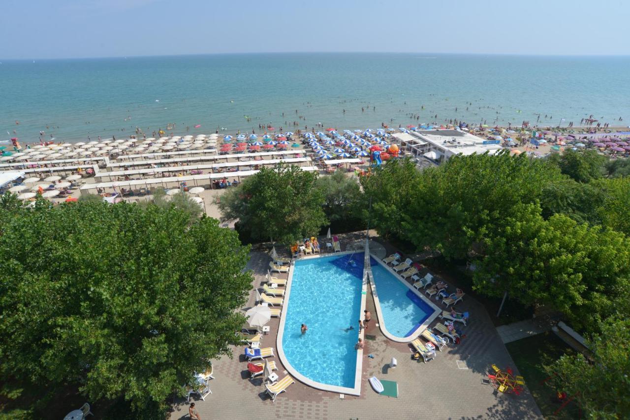 Alexandra Plaza Hotel Riccione Bagian luar foto